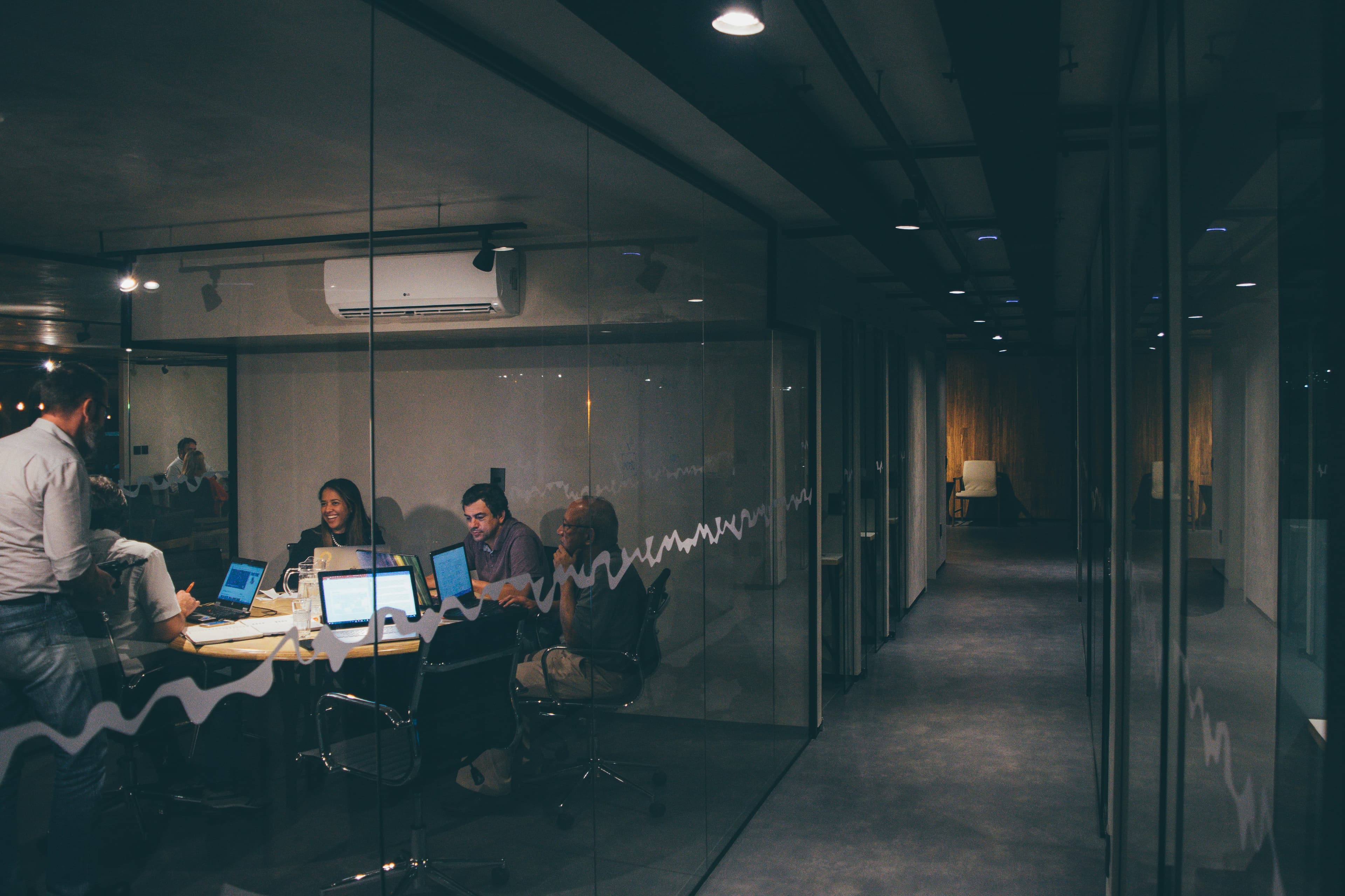 Equipe trabalhando em um projeto de conteúdo e SEO